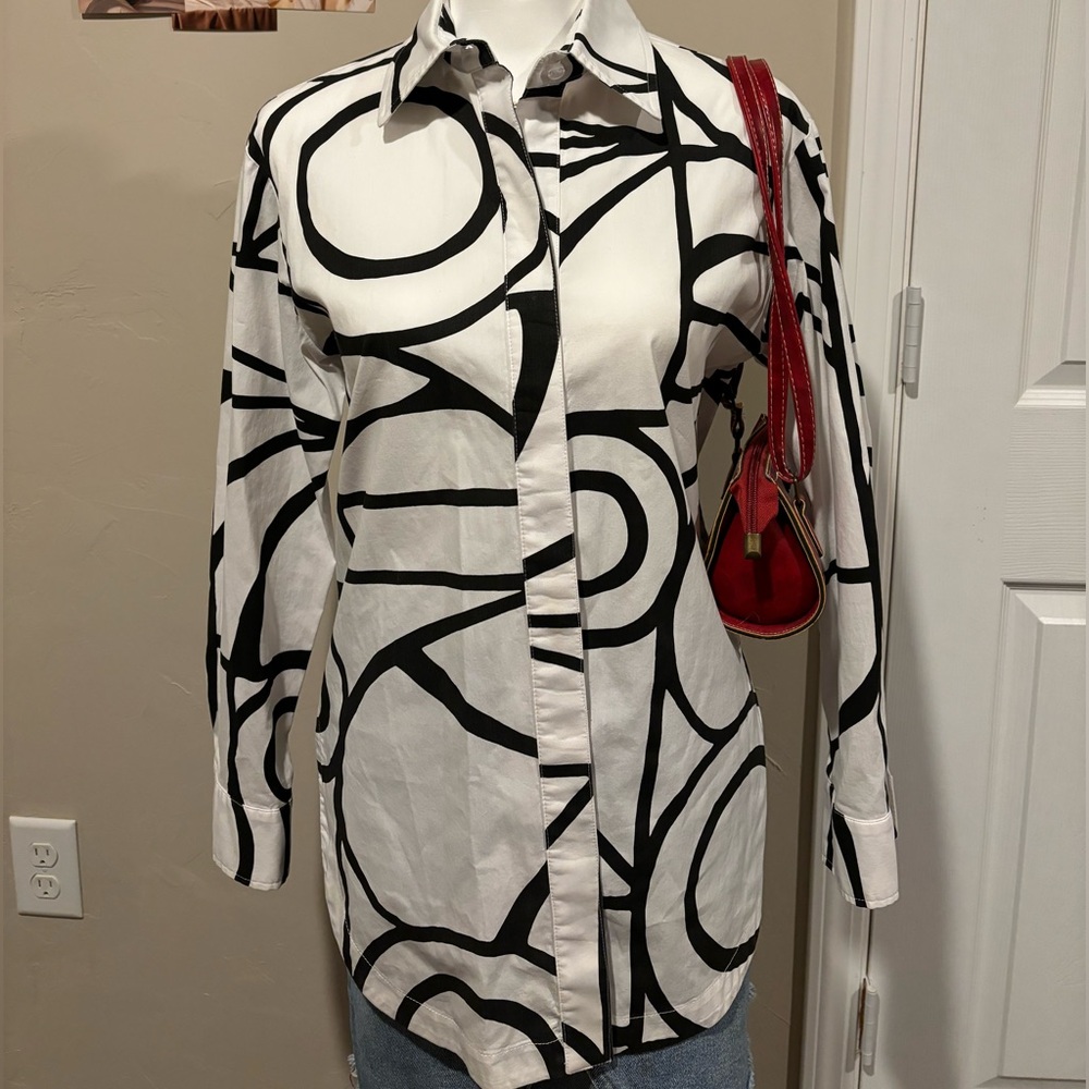 Finley Abstract white and Black button up size small